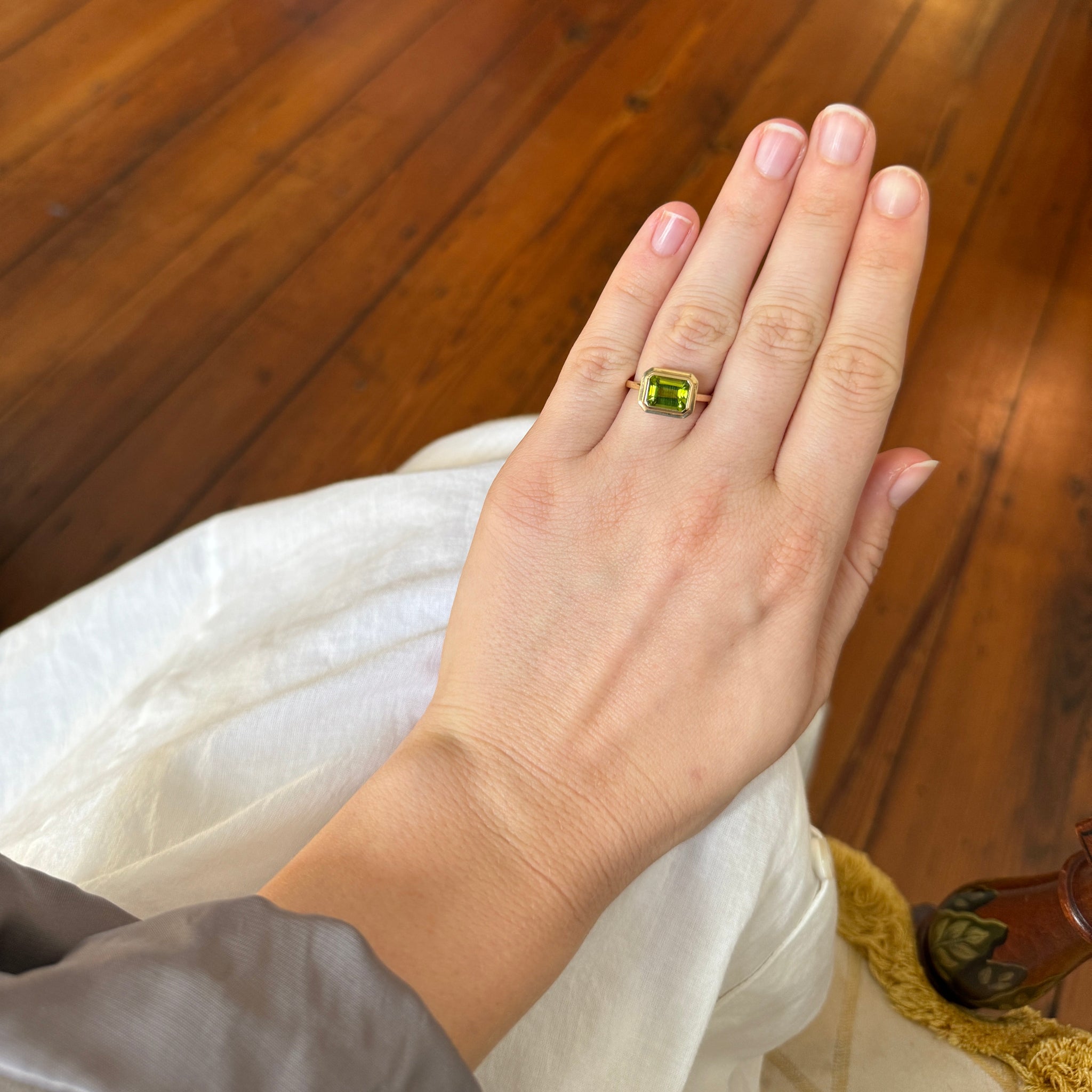 Goshwara Emerald-Cut Peridot Bezel Set 18K Gold Ring